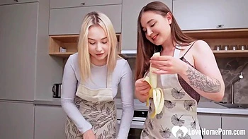 Beau-père baise nos chattes serrées après la cuisine