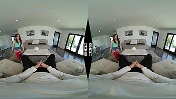 Adolescente brune se cambre pour un cul en VR