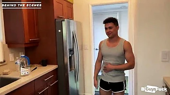 Brianna Moore, 19, ri vendo caras de caras se beijarem antes do pau grande foder ela