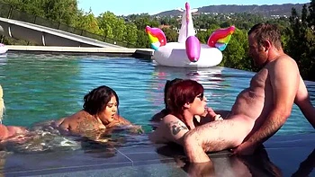 Orgie piscine avec les grosses BBW Crystal Blue & Bexx - gros seins, BBC et sexe chaud
