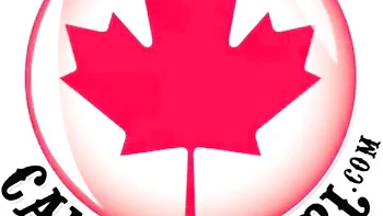 Милая блондинка с маленькой жопой дрочит