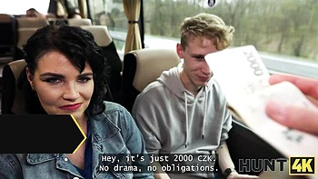 Charlie Dean baise en public avec sa grosse queue blanche