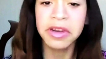 Morena alemã fofa se masturba e tira a roupa