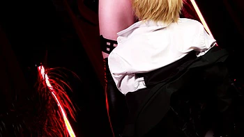 Brune sexy chevauche sa queue à fond