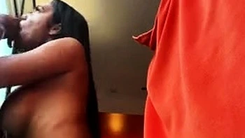 Пышногрудая Капри сосет большой черный член и кончает