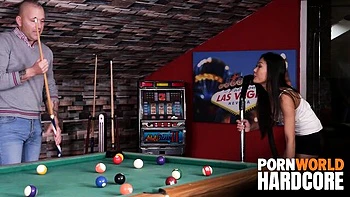 Polly Pons schluckt Vince Karters Schwanz tief und hart