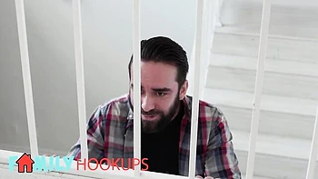 Trinity St Clair suce la queue et chevauche en levrette inverse