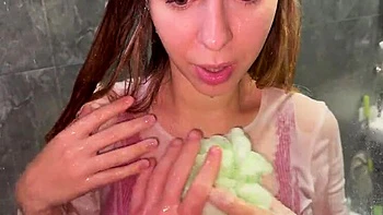 Stiefmutter bläst meinen großen Schwanz beim Waschen - Busty MILF POV