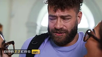 Похожие подруги меняются и сосут большой член - Жасмин и Ясмина втрём