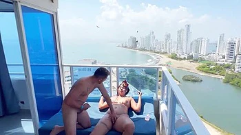 Latina enceinte aux gros seins baisée en levrette et cowgirl au bord de la mer