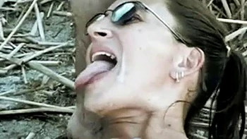 Gostosa vintage em ménage: boquete e cachorro