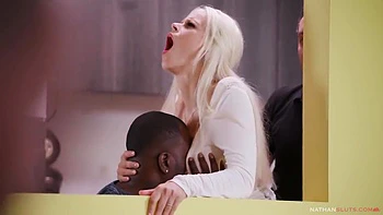 Madrasta de bunda grande leva dupla penetração anal de dois encanadores bem dotados