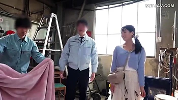 Japanisches Brünette-Dreier mit kleinen Titten in HD