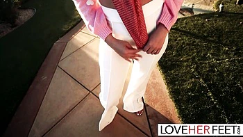 Sophia Leone en hijab offre un footjob sexy fetish