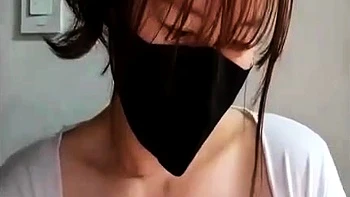 Adolescente asiática gordinha se masturba loucamente com dildo