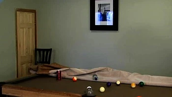 Angel Hott brune au cul serré se fait fesser