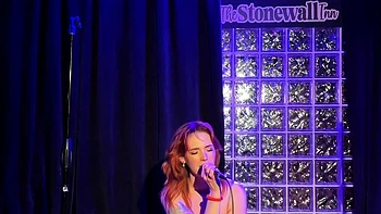 Фиолетовая рыжая любительница мастурбирует с игрушками