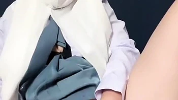 Девочка-деси приходит из школы и струится