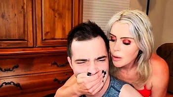 Première fois grosse queue de Kody avec fétichisme pieds et éjac