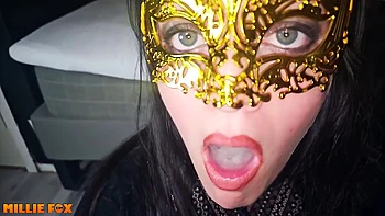 Amateur-Milf Millie Fox schluckt ihre dickste weiße Ladung