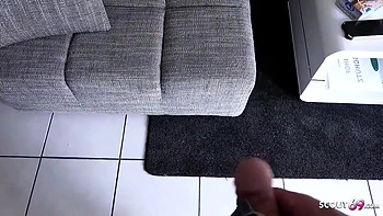 Cuckold sieht zu, wie seine Freundin den Nachbarn fickt