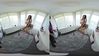 Winzige 19-jährige Brünette fickt und bläst hart