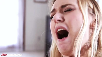 Блондинка и брюнетка с большими сиськами разводят скучный брак лицами и фетишем ног