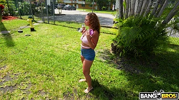 Blonde latina chevauche un gros cock, minou profond et facial