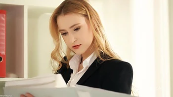 Айви Рейн ебет свою блондинистую задницу с игрушками