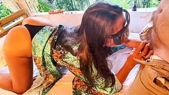 Paar fickt wild zu RnB im Dschungel