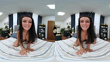 Лекси Дона мастурбирует в одиночестве с татуировкой