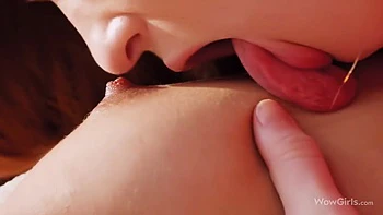 Lesbianas interracial quentes Dulce & Sofilie fodem na cama