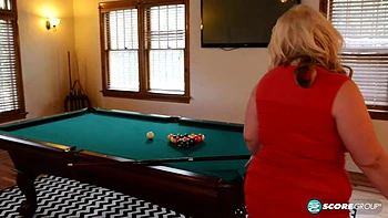 Люси Ленор ебет свою большую жопу и сиськи