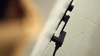 Milka rubia flaca adolescente recibe anal duro