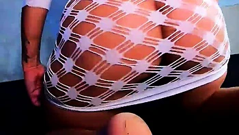 Brünette Teen wird hart mit großem Schwanz gefickt