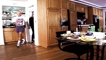 Mães hotwife fodidas e gozadas no clube swinger