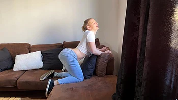 Amateur Blondine Kristy Water wichst sich solo auf dem Sofa mit enger Fotze