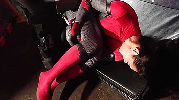 Chica araña adolescente eyacula en trío monstruoso amateur