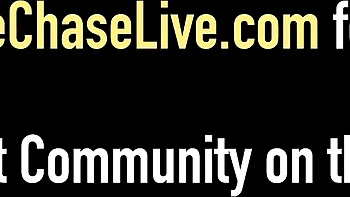 Biegsame Charlee Chase zeigt ihre großen Titten