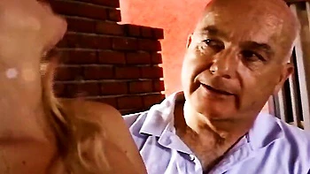 Femme en trio brutal avec maman et mari