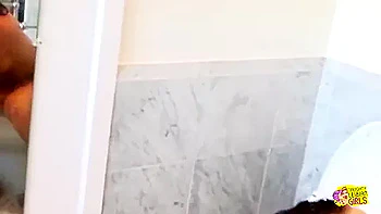 Lesbische Schlampen fisten und fingen Arsch auf Toilette