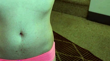 Brünette Milf masturbiert solo vor der Cam