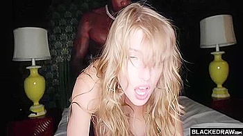 Rubia Octavia Reds chupando profundo y follando interracial