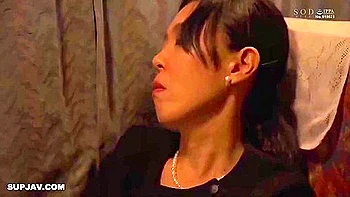 Mana Sakura callada 7 horas mientras la milf casada la folla