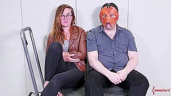 Esclava puta se traga la polla y recibe facial