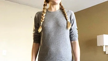 Милая блондинка MILF дрочит узкую киску