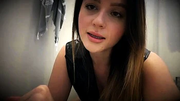 Adolescente morena tímida enseña sus tetas pequeñas en webcam