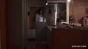 Junge asiatische Stiefmutter Saeko unzensiert gefickt