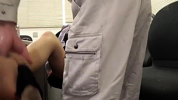 Japanisches Babe wird im Büro hart gefickt