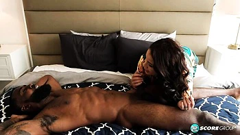 Пышная брюнетка Мисс Ракель кайфует от огромного чёрного члена